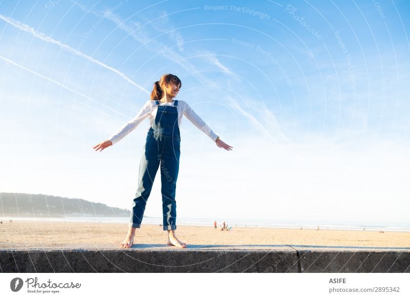 Kleines Mädchen, das sich am Strand frei fühlt. Freude Glück schön Spielen Ferien & Urlaub & Reisen Freiheit Sommer Meer Kind Arme Natur Sand Himmel Küste