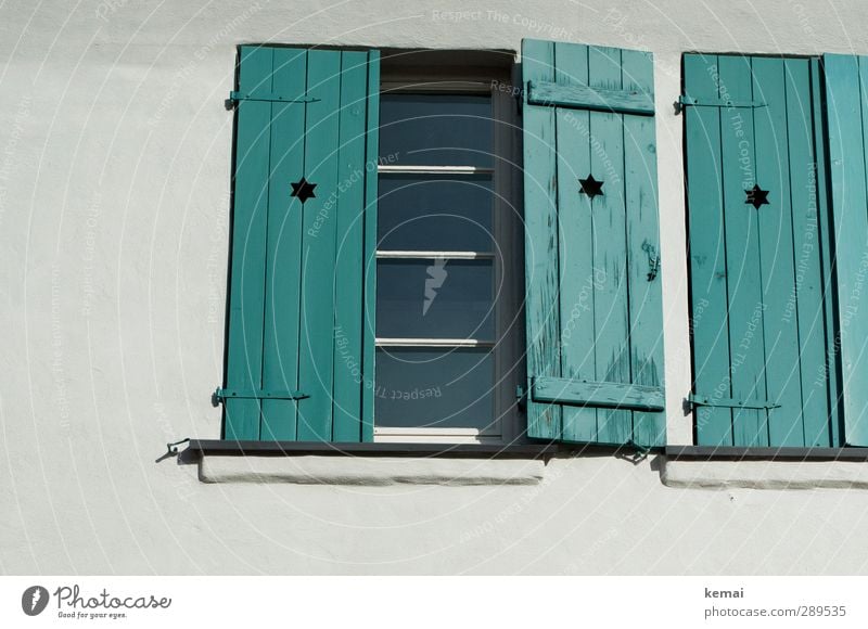 Weltuntergang | Macht die Läden dicht! Haus Mauer Wand Fenster Fensterladen Stern (Symbol) Holz Zeichen türkis weiß offen geschlossen Farbfoto Gedeckte Farben