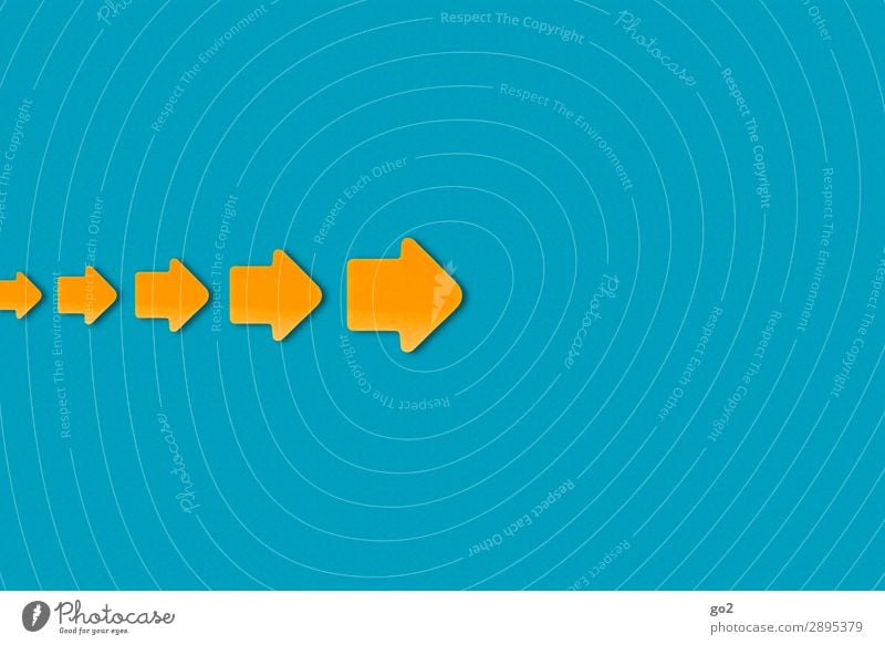 Pfeile nach rechts Zeichen Schilder & Markierungen Hinweisschild Warnschild blau orange Bewegung Fortschritt Problemlösung Mobilität Güterverkehr & Logistik