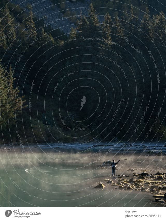 Fischfang im Morgengrauen Angeln Abenteuer 1 Mensch Natur Landschaft Wasser Wald Flussufer Bach Fliegenfischen Nebel Nebelschleier Kontrast Fischer Ausdauer