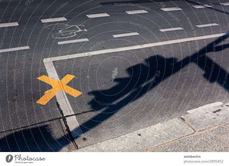 Straßenmarkierungen Asphalt Fahrbahnmarkierung Warnhinweis Hinweisschild Ecke Linie Schilder & Markierungen Navigation Orientierung Richtung Wege & Pfade