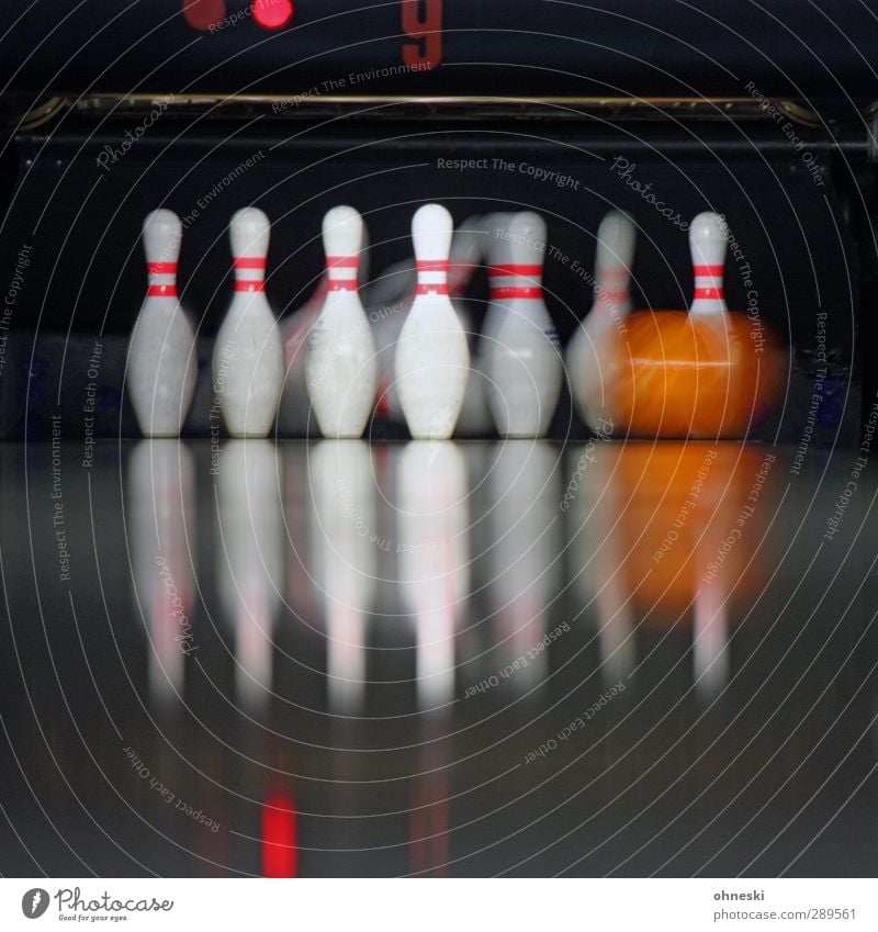 Bowling Freizeit & Hobby Spielen Kegeln Sport Bowlingbahn Bowlingkugel Bewegung Glück Farbfoto Innenaufnahme Textfreiraum unten Bewegungsunschärfe