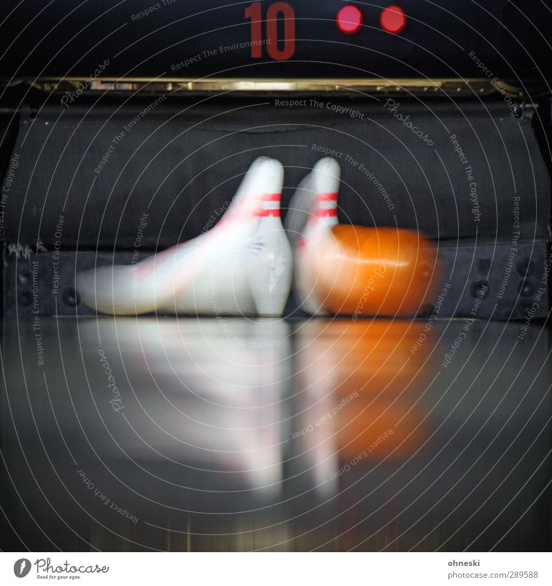 Spare Freizeit & Hobby Spielen Bowling Bowlingbahn Bowlingkugel Kegel Geschwindigkeit Dynamik Farbfoto Innenaufnahme Textfreiraum unten Bewegungsunschärfe