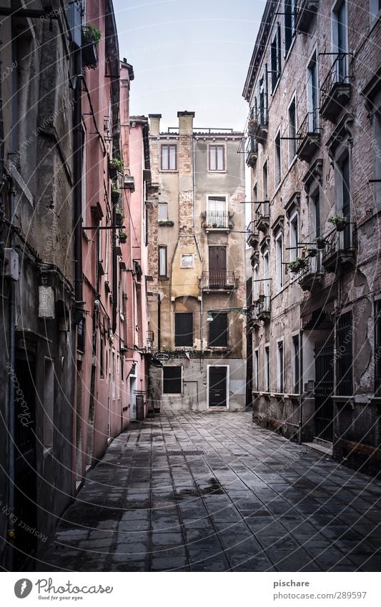 Venedig ohne Wasser Stadt Stadtzentrum Altstadt Menschenleer Haus Fassade Schornstein dunkel Italien Gasse Farbfoto Außenaufnahme Tag Starke Tiefenschärfe