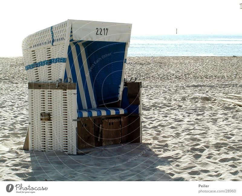 Strandkorb auf Sylt weiß Meer Sand blau Nordsee