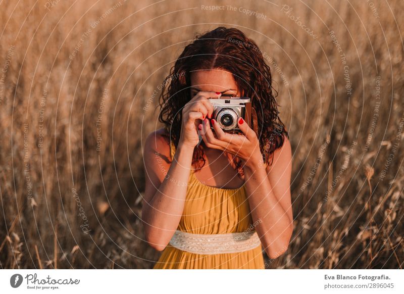 Junge schöne Frau im gelben Kleid, die Fotos macht. Lifestyle Glück Körper Haut Ferien & Urlaub & Reisen Freiheit Sommer Sonne Fotokamera Mensch feminin