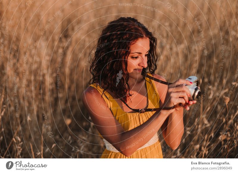 Junge schöne Frau im gelben Kleid, die Fotos macht. Lifestyle Glück Körper Haut Ferien & Urlaub & Reisen Freiheit Sommer Sonne Fotokamera Mensch feminin