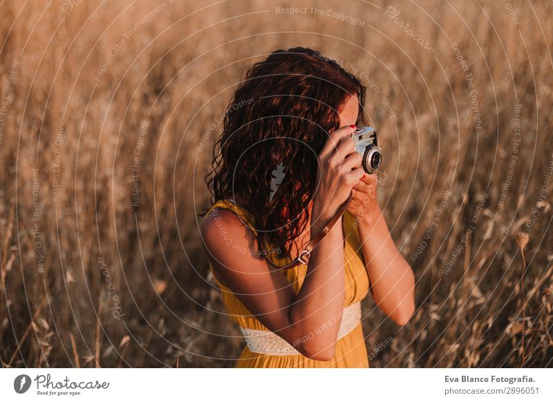 Junge schöne Frau im gelben Kleid, die Fotos macht. Lifestyle Glück Körper Haut Ferien & Urlaub & Reisen Freiheit Sommer Sonne Fotokamera Mensch feminin