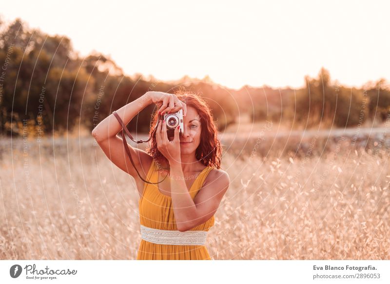 Junge schöne Frau im gelben Kleid, die Fotos macht. Lifestyle Glück Körper Haut Ferien & Urlaub & Reisen Freiheit Sommer Sonne Fotokamera Mensch feminin