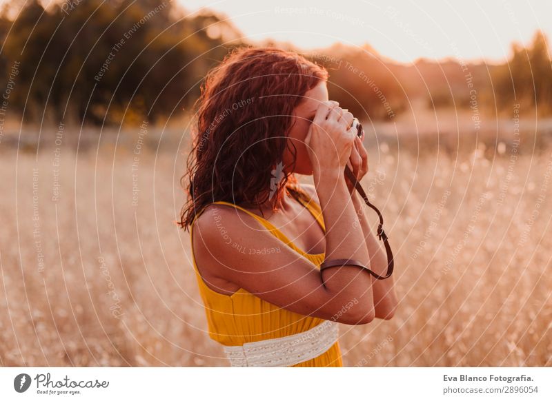 Junge schöne Frau im gelben Kleid, die Fotos macht. Lifestyle Glück Körper Haut Ferien & Urlaub & Reisen Freiheit Sommer Sonne Fotokamera Mensch feminin