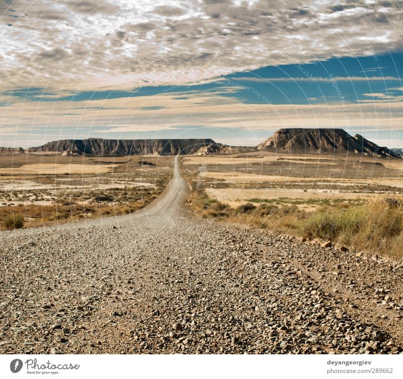 Wildwestliche Straßenlandschaft Ferien & Urlaub & Reisen Tourismus Sommer Berge u. Gebirge Natur Landschaft Sand Himmel Horizont Wetter Park Felsen Schlucht