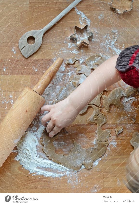 Plätzchen backen Lebensmittel Teigwaren Backwaren Ernährung Besteck Löffel Mensch Kind Kleinkind Kindheit Arme Hand 1 1-3 Jahre 3-8 Jahre lecker süß Nudelholz