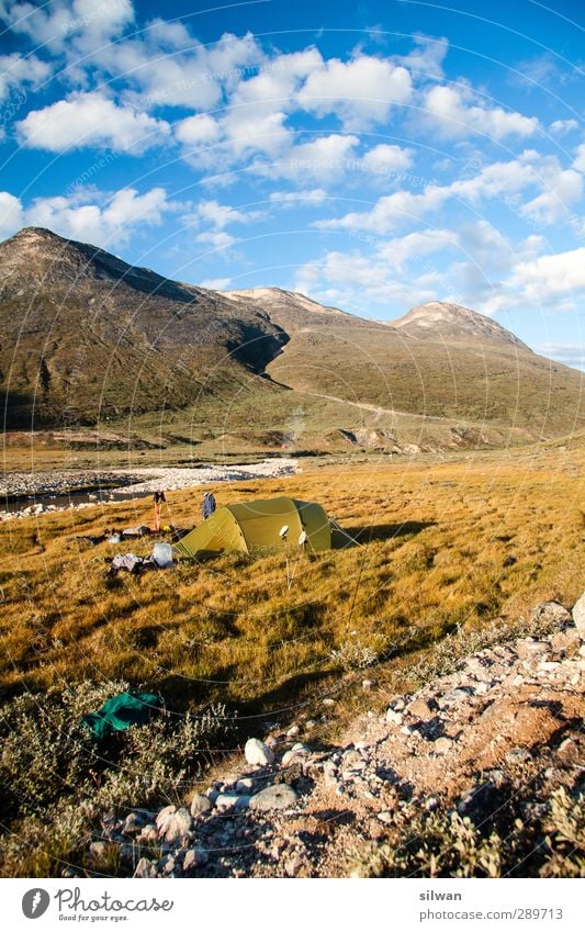 Green(tent #I)land Natur Landschaft Himmel Wolken Herbst Schönes Wetter Gras Moos Hügel Felsen Gipfel Fluss Erholung fantastisch Unendlichkeit schön blau gelb