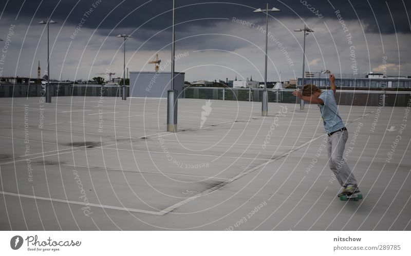 rooftop-skate Stil Skateboarding Sommer Junger Mann Jugendliche Leben Jugendkultur Wolken Gewitterwolken schlechtes Wetter Stadt Stadtrand Parkhaus Dach