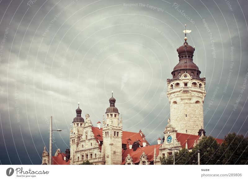 Dunkle Wolken trübten den Tag am sächsischen Hof Stil Sightseeing Kultur Umwelt Himmel Klima Wetter Rathaus Turm Architektur Wahrzeichen dunkel fantastisch