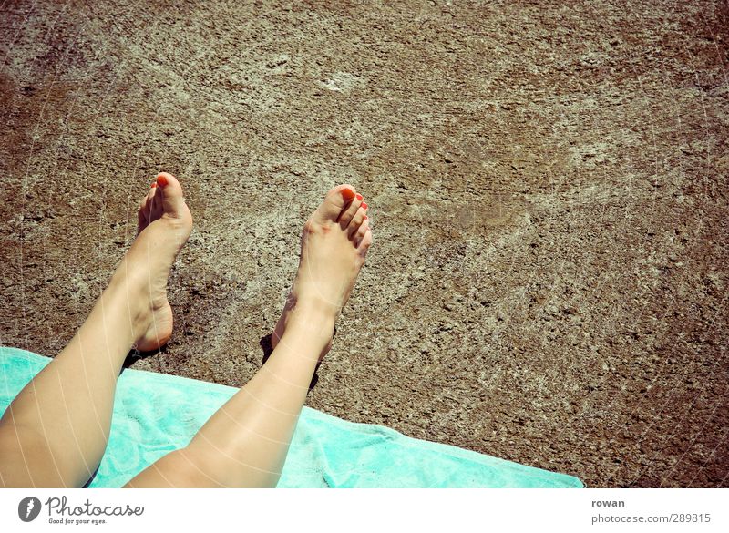 unterm pflaster liegt der strand Strand nachhaltig Natur Stadt Ferien & Urlaub & Reisen Wandel & Veränderung Beine Zehen Fuß Asphalt hart Handtuch Sonnenbad