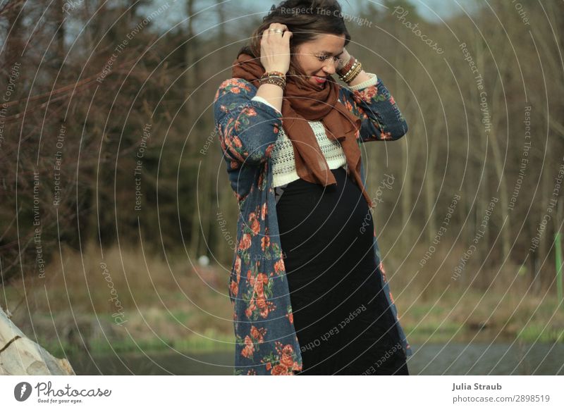 Babybauch Frau Spazieren See Natur Wasser Frühling Winter Baum Gras Wald Seeufer Kleid Jacke Schal brünett langhaarig Bewegung Lächeln laufen feminin Vorfreude