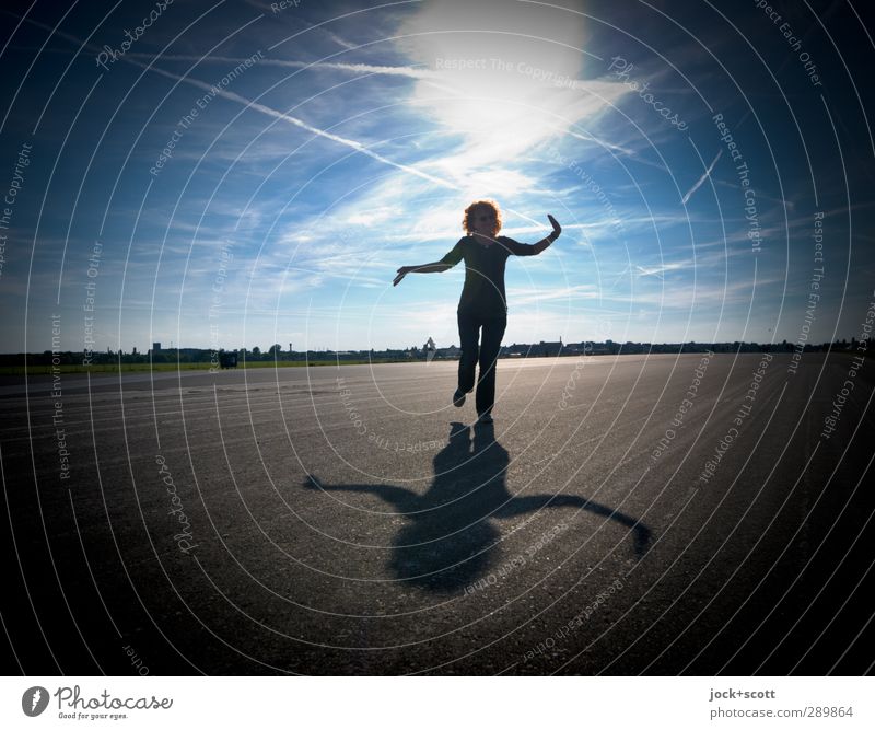 Im Leben balancieren harmonisch Wolken Horizont Schönes Wetter Landebahn rothaarig langhaarig Locken Bewegung Fitness stehen frei Identität Konzentration