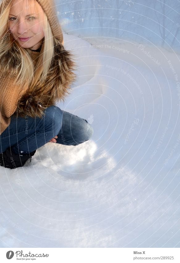 Schneemaid Mensch feminin Frau Erwachsene 1 18-30 Jahre Jugendliche Winter Fell Mütze blond langhaarig sitzen schön Farbfoto Außenaufnahme Textfreiraum unten