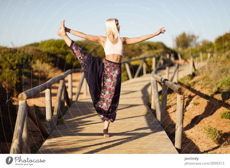 Kaukasische Frau beim Yoga auf einer Holzbrücke. Lifestyle Glück schön Körper harmonisch Erholung Meditation Freiheit Sommer Sonne Strand