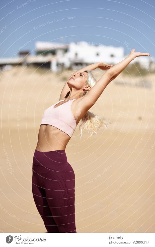 Kaukasische blonde Frau, die Yoga am Strand praktiziert. Lifestyle schön Körper Leben harmonisch Erholung Meditation Sommer Meer Sport Mensch feminin Junge Frau