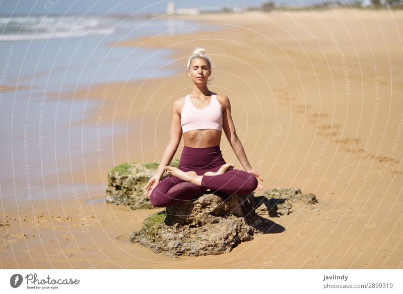 Kaukasische blonde Frau, die Yoga am Strand praktiziert. Lifestyle schön Körper Leben harmonisch Erholung ruhig Meditation Sommer Meer Sport Mensch feminin