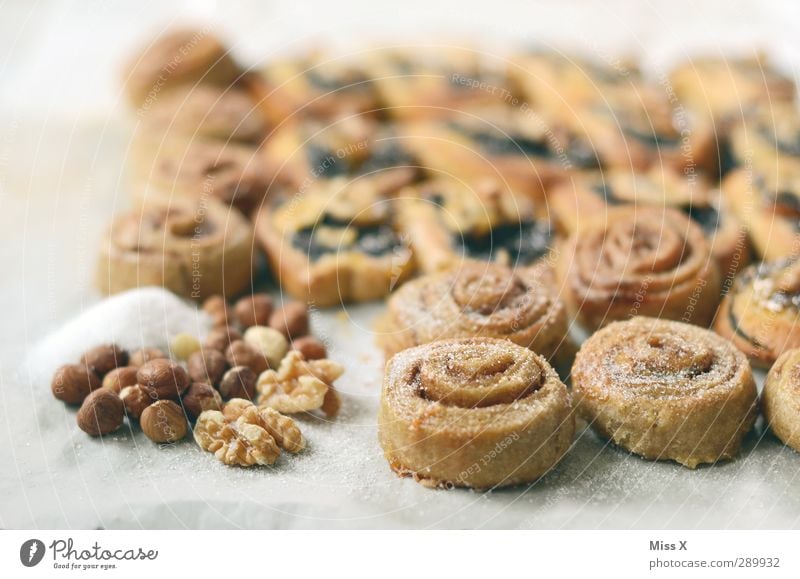 Weihnachtspfund 2 Lebensmittel Teigwaren Backwaren Kuchen Ernährung Frühstück Kaffeetrinken lecker rund süß Zutaten Nuss Walnuss Haselnuss Zimtschnecke