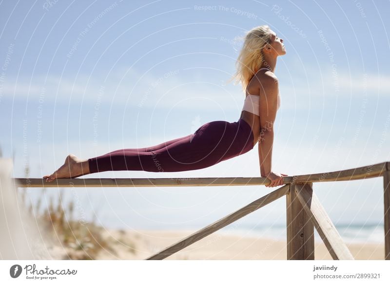 Kaukasische blonde Frau, die Yoga am Strand praktiziert. Lifestyle schön Körper Erholung Meditation Sommer Meer Sport Arbeit & Erwerbstätigkeit Mensch feminin