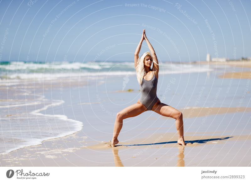 Kaukasische blonde Frau, die Yoga am Strand praktiziert. Lifestyle schön Körper Leben harmonisch Erholung Meditation Sommer Meer Sport Mensch feminin Erwachsene