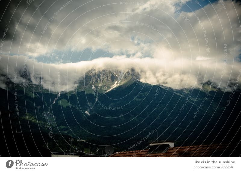 wolken-wasserfälle über innsbruck Ferne Schnee Berge u. Gebirge Umwelt Natur Landschaft Urelemente Wolken Klima Wetter Alpen Gipfel Stadt Dach Schornstein groß