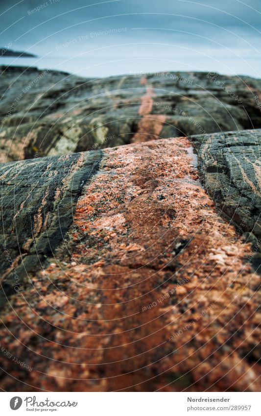 Der rote Faden.... harmonisch Sinnesorgane ruhig Meditation Meer Urelemente Felsen Küste Riff Stein Kristalle Linie Streifen Schnur bedrohlich blau orange