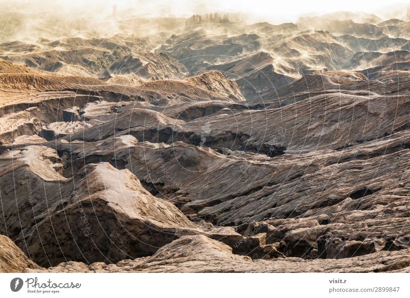 Schicht Vulkanasche als Sandboden des Vulkans Mount Bromo Ferien & Urlaub & Reisen Abenteuer Umwelt Natur Landschaft Erde Felsen Berge u. Gebirge