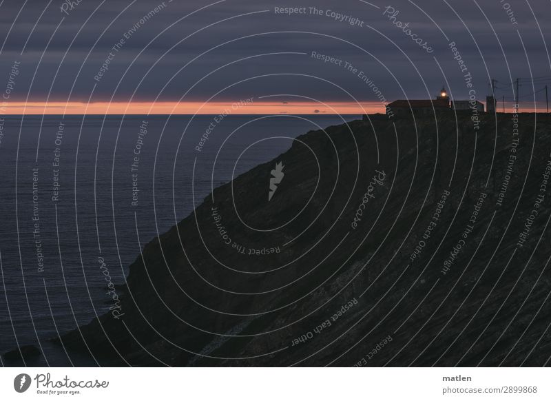 Hoffnungsschimmer Landschaft Himmel Wolken Horizont Sommer Wetter Felsen Küste Bucht Meer Leuchtturm leuchten dunkel Ferne maritim blau braun grau rosa