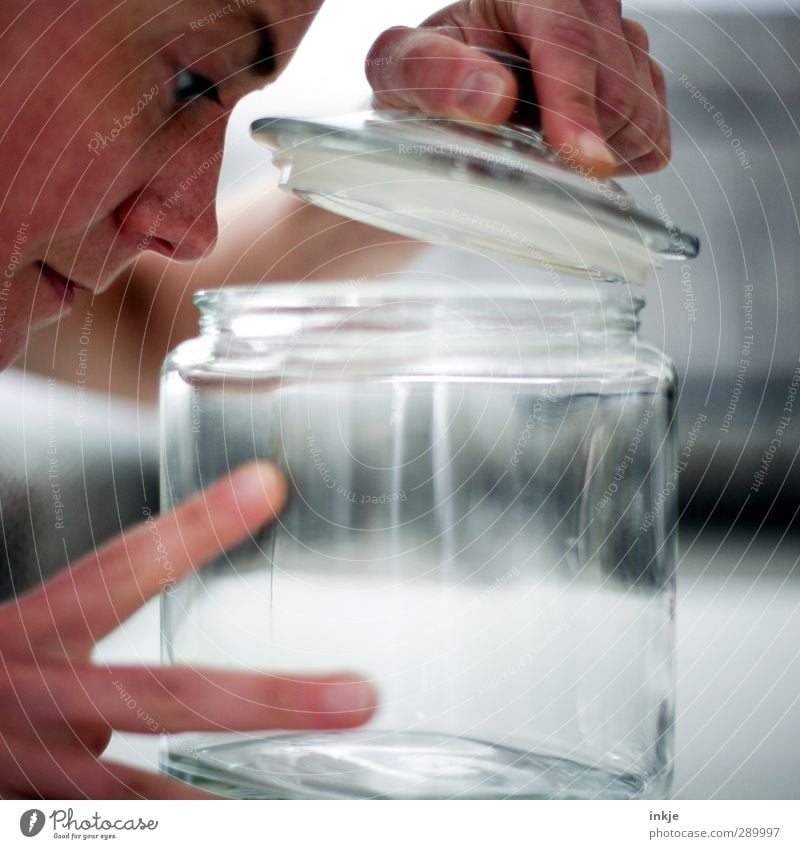 trash [schüffelbild] Mensch Gesicht Hand 1 Glas Glasbehälter Einmachglas vorratsglas entdecken leer aufmachen nachsehen Farbfoto Innenaufnahme Nahaufnahme Tag