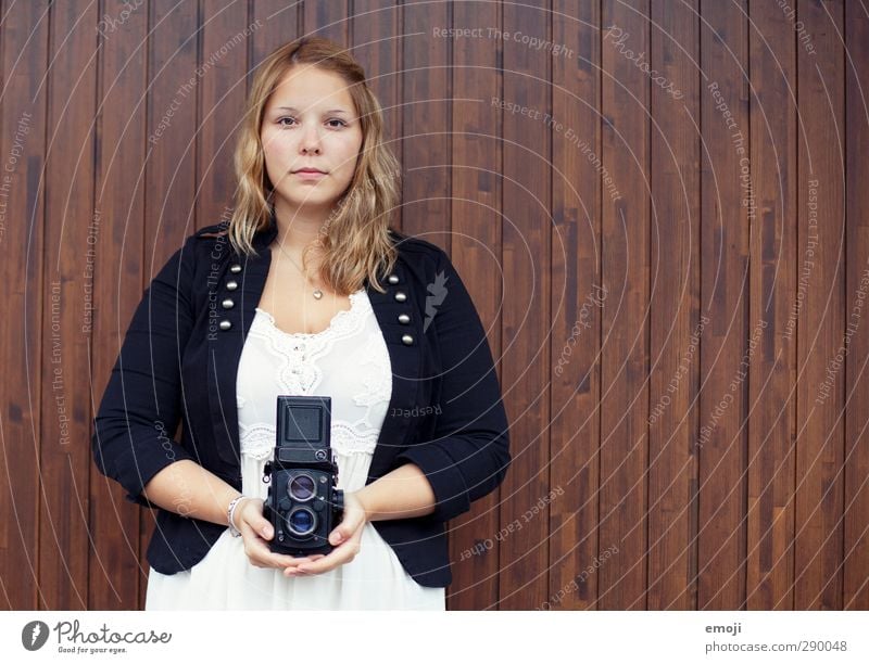 2013 Freizeit & Hobby feminin Junge Frau Jugendliche Mensch 18-30 Jahre Erwachsene alt trendy Fotokamera Fotografie analog ernst Farbfoto Außenaufnahme