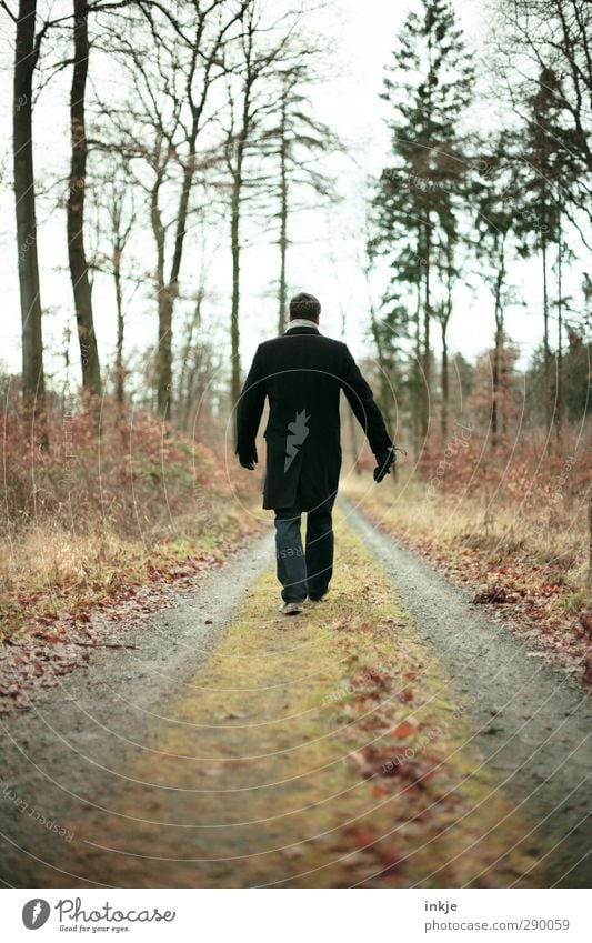 Spaziermarschieren Freizeit & Hobby Ferien & Urlaub & Reisen Ausflug Ferne Mensch Mann Erwachsene Leben Körper Rücken 1 30-45 Jahre Natur Horizont Herbst Winter