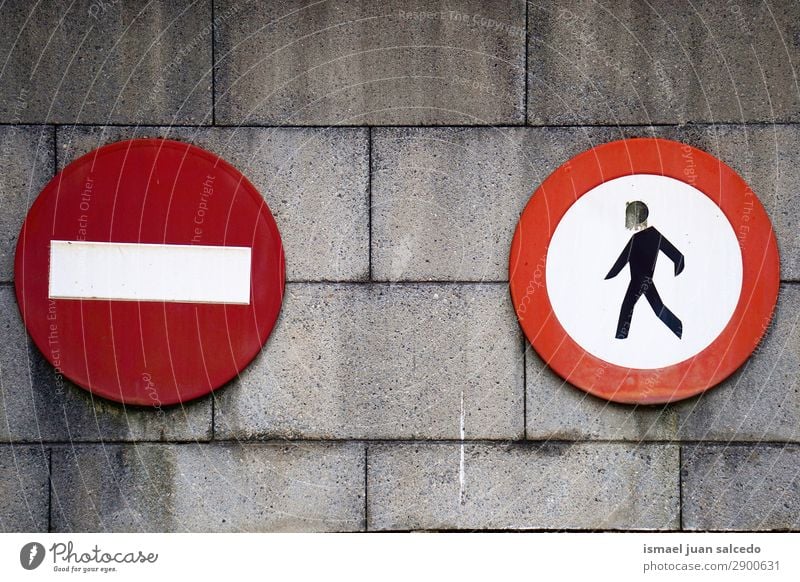 Fußgängerampel auf der Straße Spaziergang Verkehrsgebot Signal Hinweisschild Großstadt Verkehrsschild Zeichen Symbole & Metaphern Weg Vorsicht Beratung