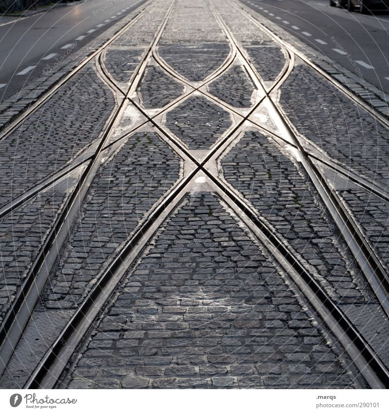 Weiche Verkehr Verkehrswege Personenverkehr Öffentlicher Personennahverkehr Schienenverkehr Bahnfahren Straßenbahn Gleise Kopfsteinpflaster Stein Metall Zeichen