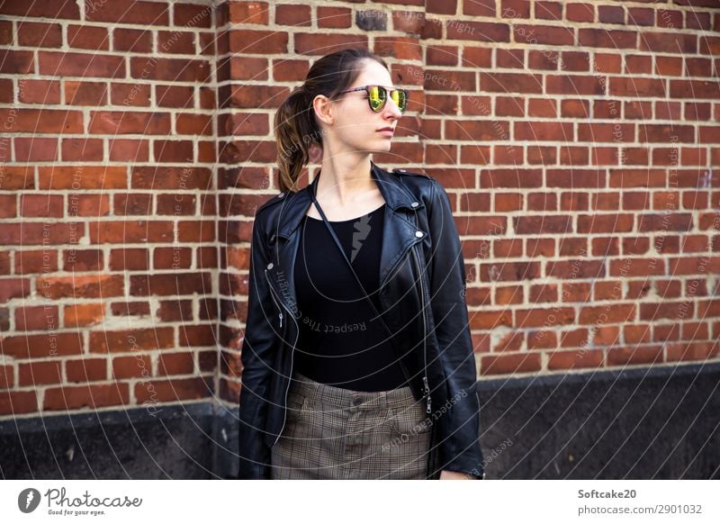 Frau mit Sonnenbrille 2 Lifestyle elegant Stil Haare & Frisuren feminin Junge Frau Jugendliche Erwachsene Körper 1 Mensch 18-30 Jahre Stadt Mauer Wand Mode Rock