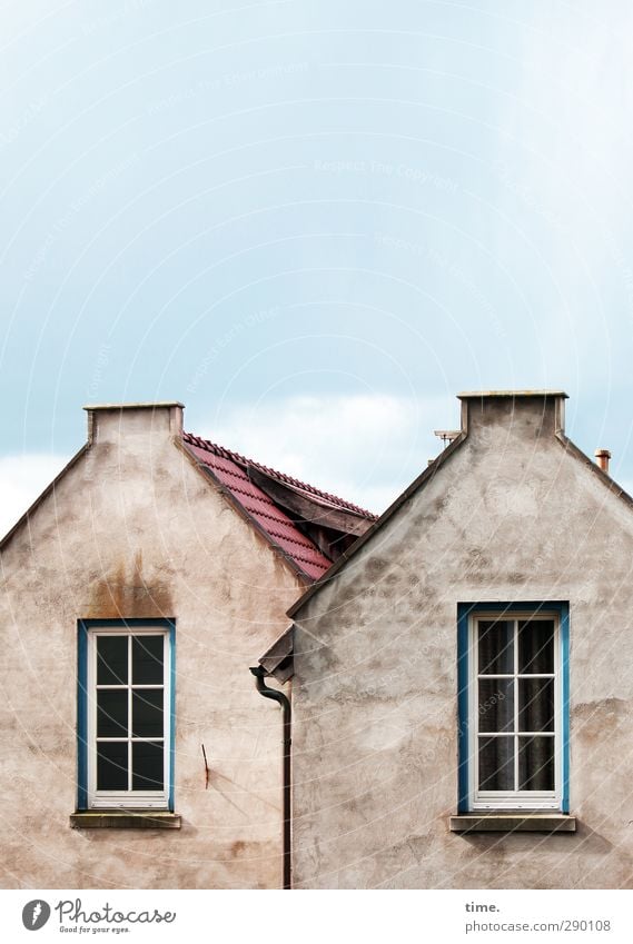 Altes Ehepaar Himmel Kleinstadt Haus Einfamilienhaus Gebäude Mauer Wand Fassade Fenster Dach Dachrinne Schornstein alt historisch trashig Entschlossenheit nackt