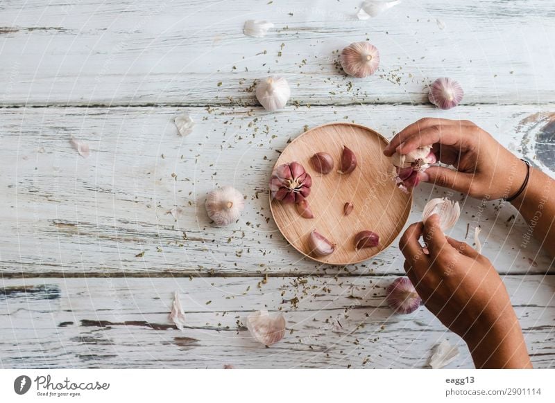 Entfernen der Körner eines Knoblauchkopfes Lebensmittel Gemüse Kräuter & Gewürze Ernährung Essen Vegetarische Ernährung Diät Küche Hand Natur Pflanze frisch