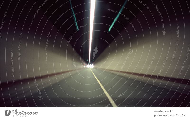In das Vergessen geraten Ausflug Ferne Verkehrswege Straße rennen gehen lang Geschwindigkeit Stollen Unschärfe Natrium Beleuchtung Rollfeld weiße Linie trevel