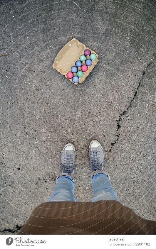 ostereier II Frau Mensch Beine Fuß Osterei Ei Eierkarton Ostern Feste & Feiern Tradition mehrfarbig Farbe stehen Straße Asphalt Schuhe seltsam Außenaufnahme