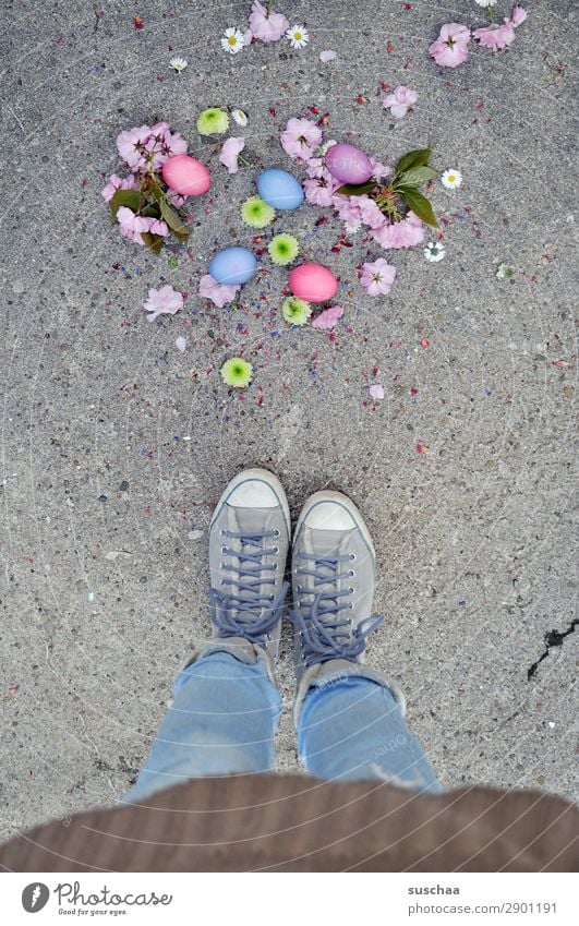 ostern .. runtergefallen Frau Mensch Beine Fuß Osterei Ei Ostern Feste & Feiern Tradition mehrfarbig Farbe stehen Straße Asphalt Schuhe Schnürschuhe Turnschuh