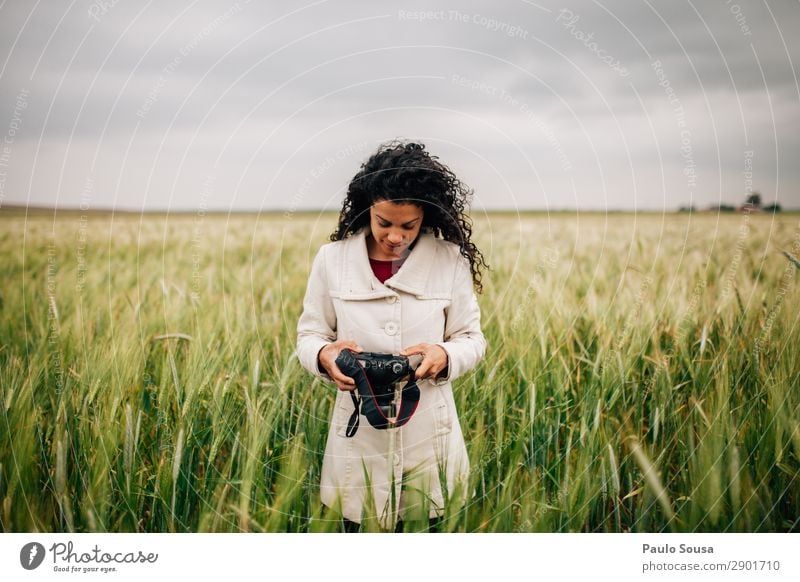 Fotografin für Mädchen Lifestyle Ferien & Urlaub & Reisen Tourismus Fotokamera Mensch feminin Junge Frau Jugendliche 1 18-30 Jahre Erwachsene Umwelt Natur