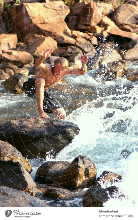 Wassermann Sommerurlaub Strand Meer Wassersport Jugendliche Körper 1 Mensch 18-30 Jahre Erwachsene Badehose Zufriedenheit Idylle Surfen Wassertropfen Wellen