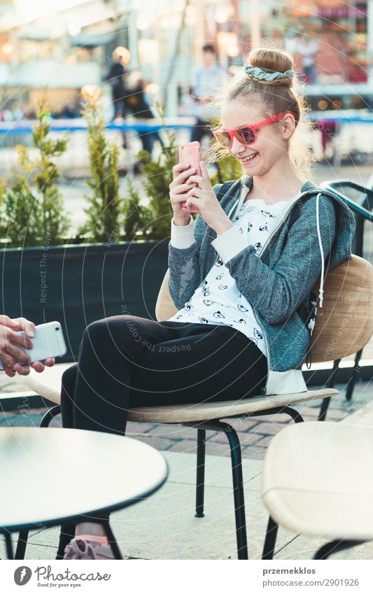 Teenager-Mädchen mit Smartphone im Zentrum der Stadt Lifestyle Sommer sprechen Telefon Handy PDA Technik & Technologie Frau Erwachsene Mann Freundschaft Paar