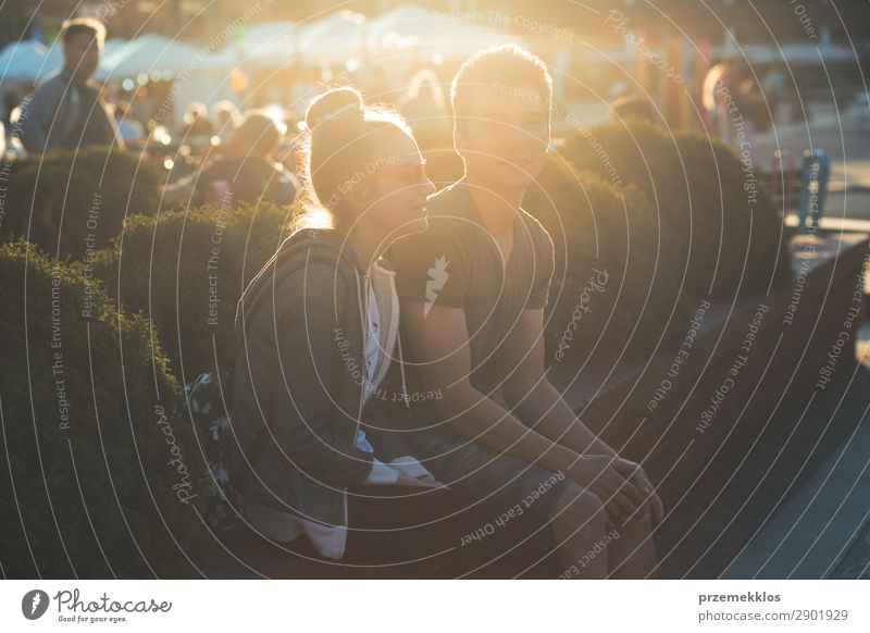 Ein paar Freunde, die Spaß haben, sitzen im Zentrum der Stadt. Lifestyle Sommer sprechen Telefon Handy PDA Technik & Technologie Frau Erwachsene Mann