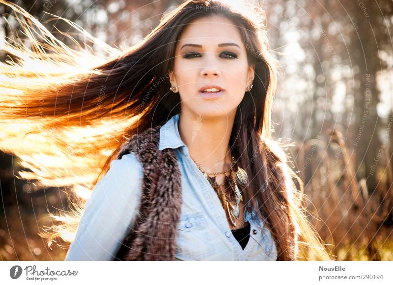 A whiff of wildness. Mensch feminin Junge Frau Jugendliche Erwachsene Leben 1 18-30 Jahre Umwelt Natur Sonne Herbst Schönes Wetter Wind Feld Wald Mode