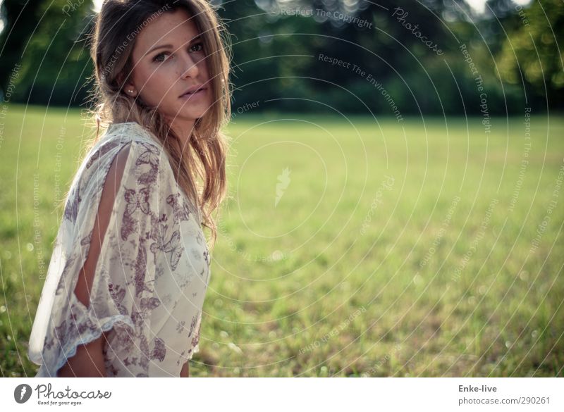 ... elegant Stil Design schön Körperpflege Leben harmonisch Erholung Mensch feminin Junge Frau Jugendliche 1 18-30 Jahre Erwachsene Natur Park Wiese brünett